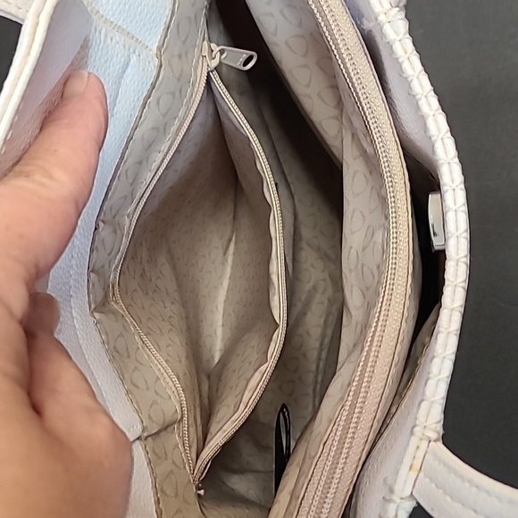 Liz Clairborne Bucket Purse White with Beige Lining and a Separated inside - Picture 9 of 15